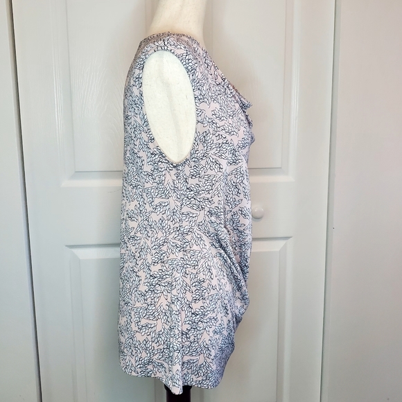 Ann Taylor Women's Large Pink, White and Black, Floral blouse. - Picture 3 of 7